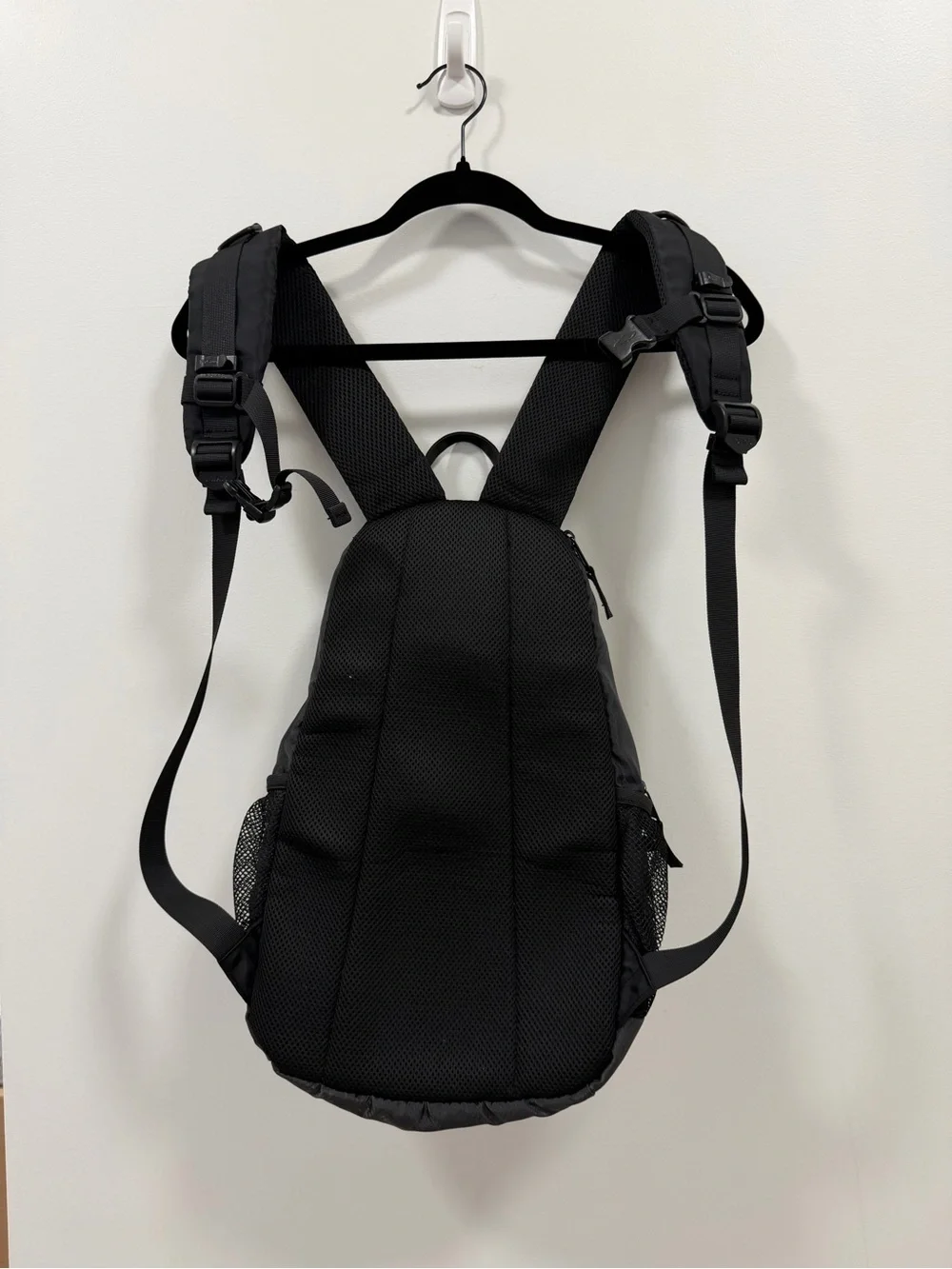 Authentic NOIAGO K-pop Black and White Woman Backpack - Sporty Daypack NewJeans